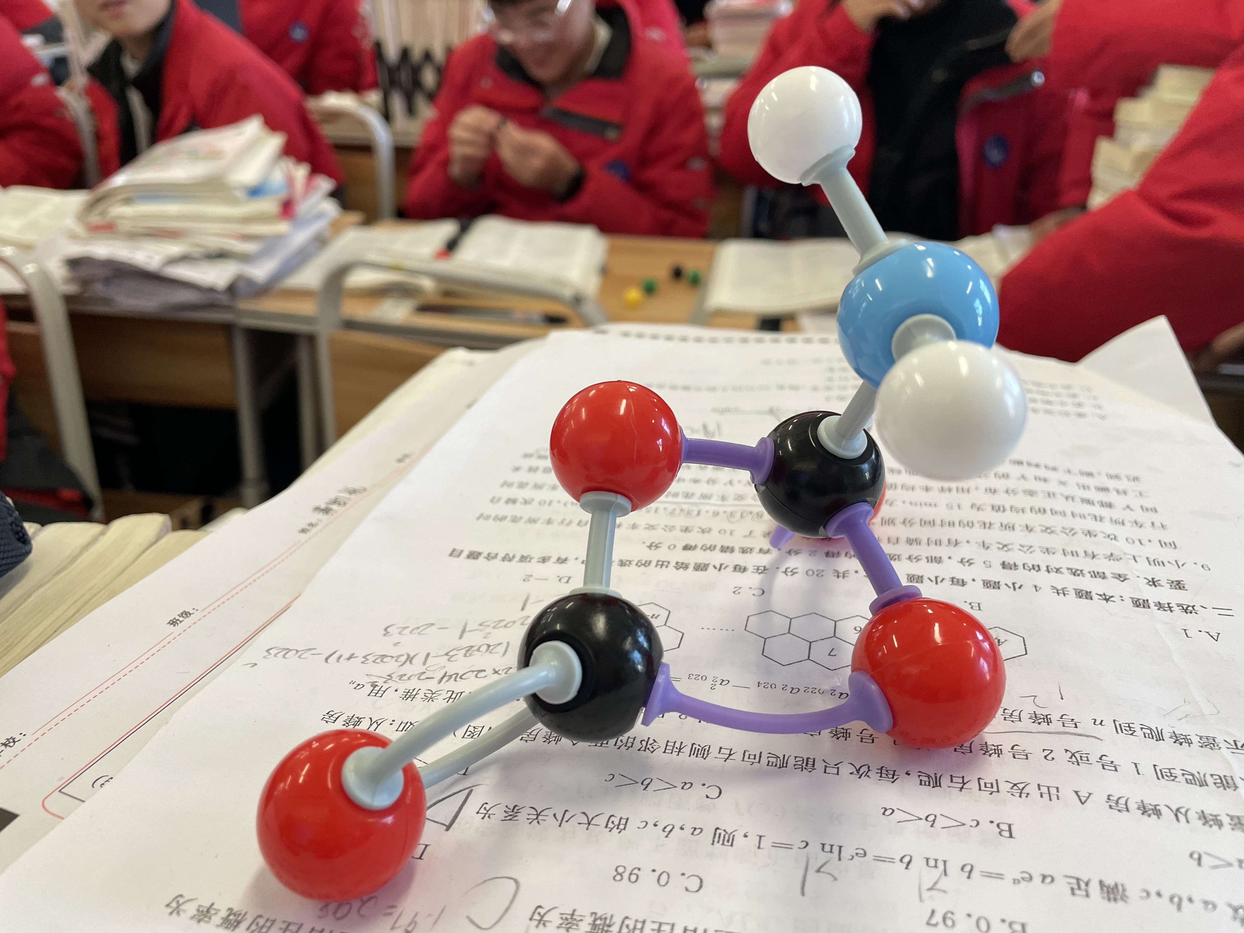 社团活动 | "模"力四射——界首一中我爱化学社举行有机分子模型制作